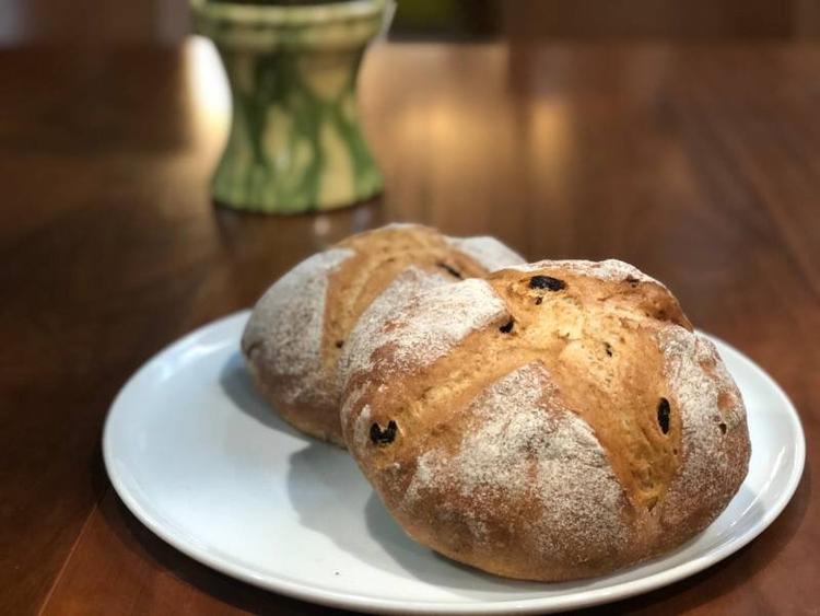 アンティーク家具と緑のある広々とした店内