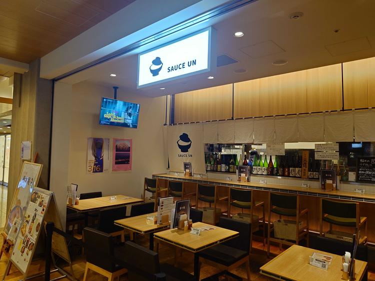 三越前駅徒歩1分、落ち着いた店内