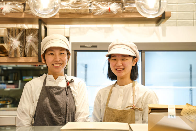 店内で真心込めて販売。調理しています◎