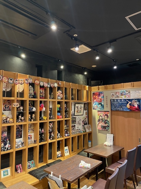 店内には人気アニメのグッズがズラリ！