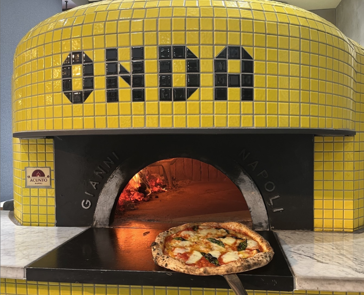 黄色いタイルの薪窯で焼き上げます！