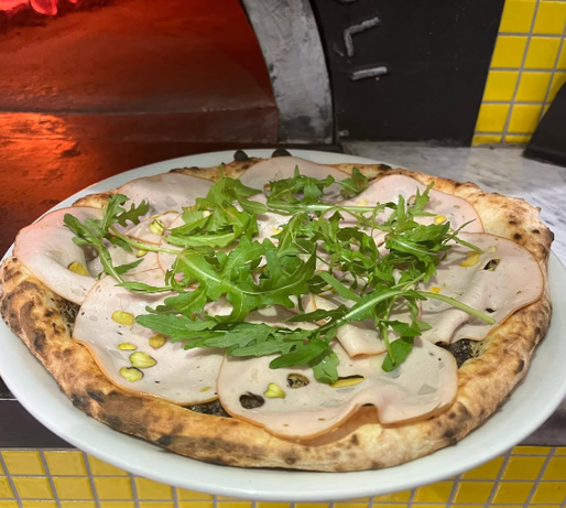 沖縄の「モルタデッラ」を使ったピザ