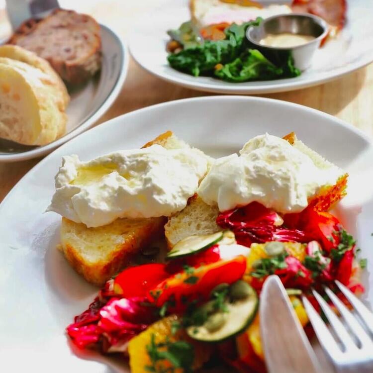 国内外から集まる高級食材に触れられます♪