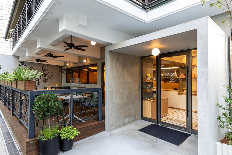 入りやすいエントランスと緑あふれるテラス