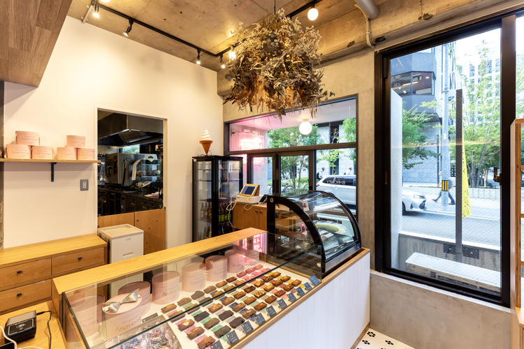 食物販はフィナンシェ等の焼菓子や生菓子も