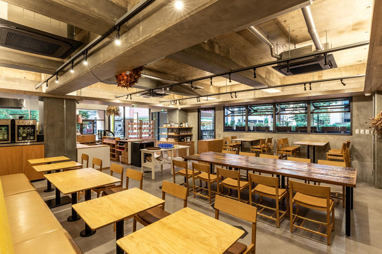 木基調の温かく、開放的なカフェスペース