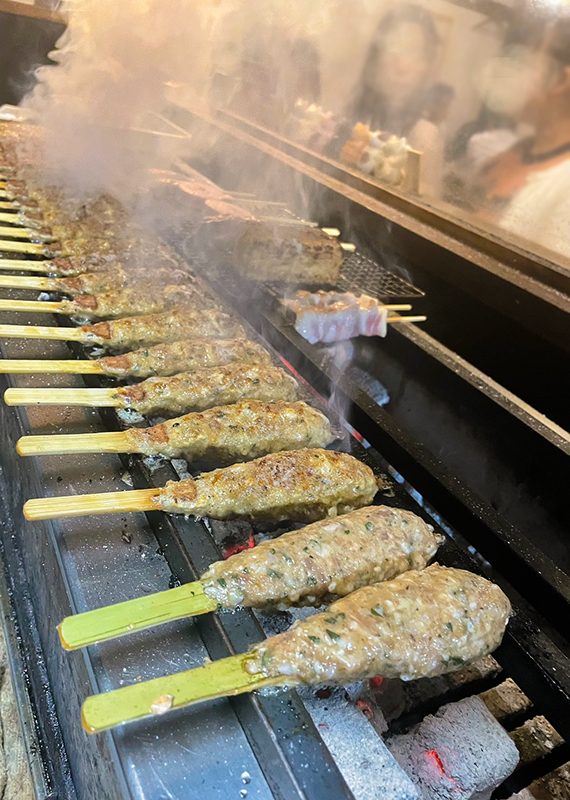 人気の串焼き！炭火の扱いも身に付く！
