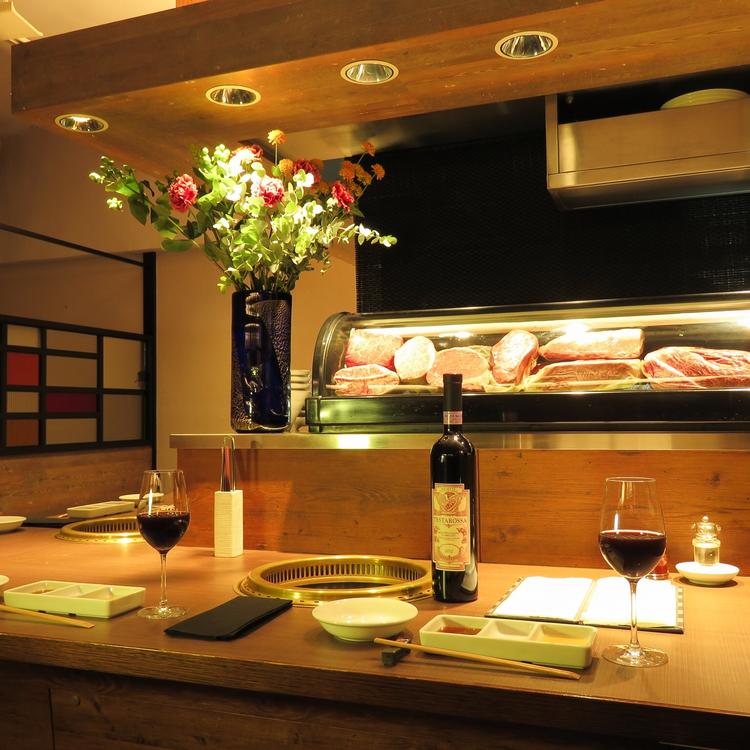 木の温もりを感じるカウンター