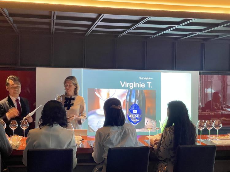 スクリーンを使って月5回以上セミナー開催