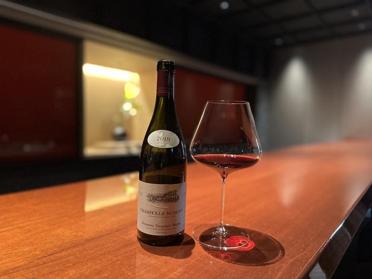 カウンター10席とテーブル8席