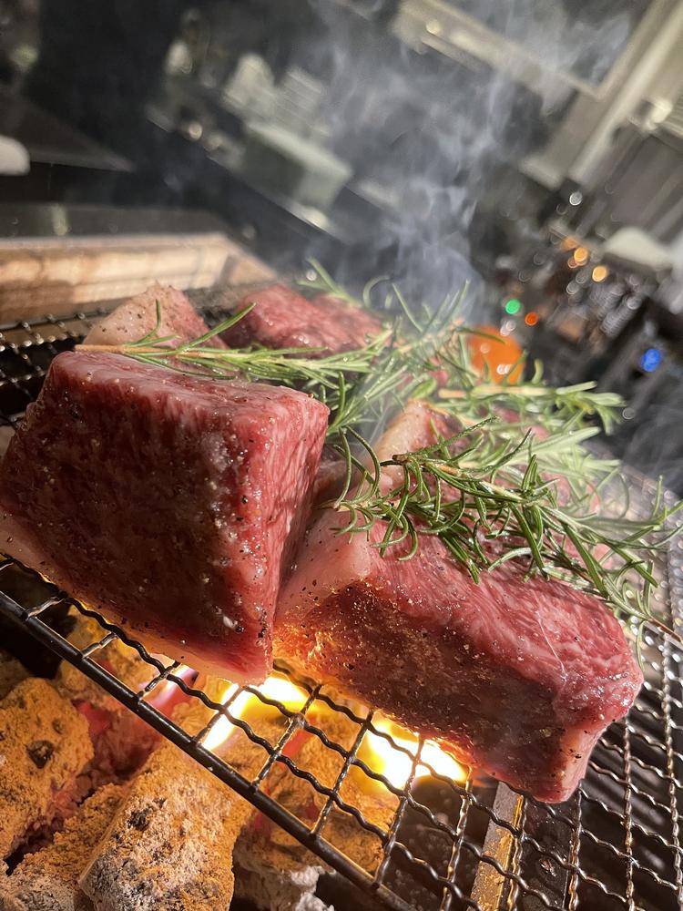 炭台があり、豪快に焼き上げる肉