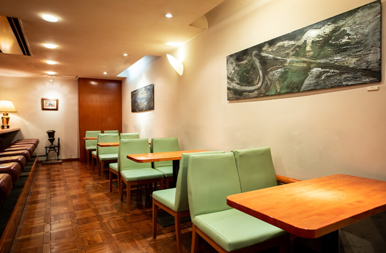 明るくモダンな店内です