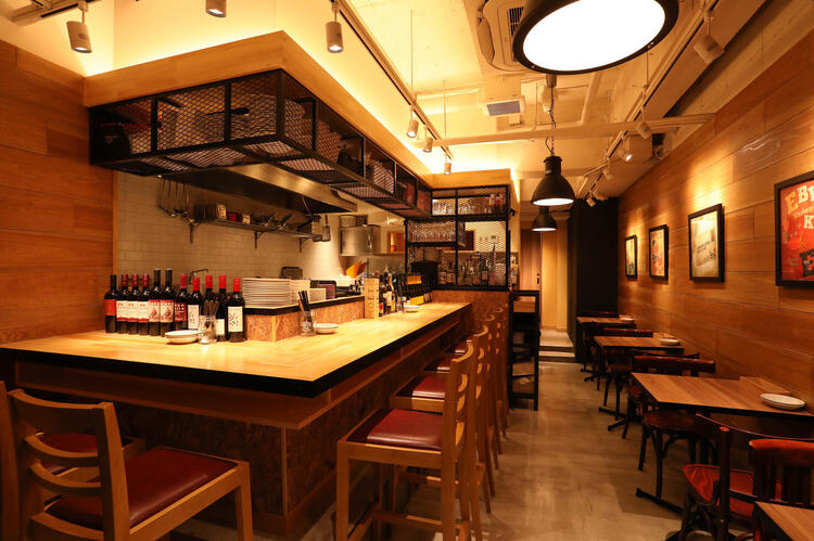 オープンキッチンの明るいお店◎