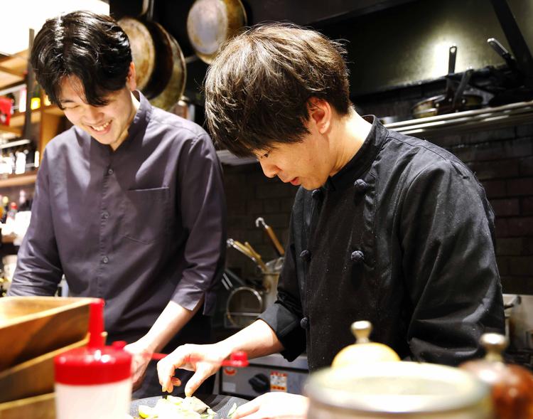 チームワーク良く活気がみなぎるキッチン!