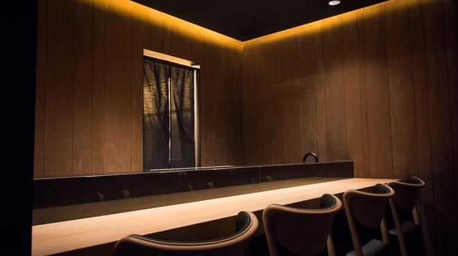 モダンで落ち着いた雰囲気の店内