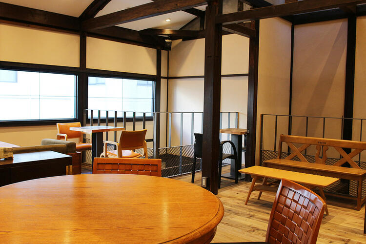 木の温かさを感じるおしゃれな店内