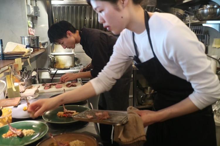 キッチンでの調理風景