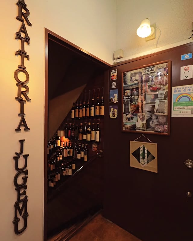 昭和感あふれるビルのB1Fにあります！