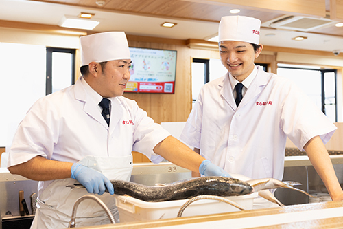 生本マグロ解体ショーが名物！