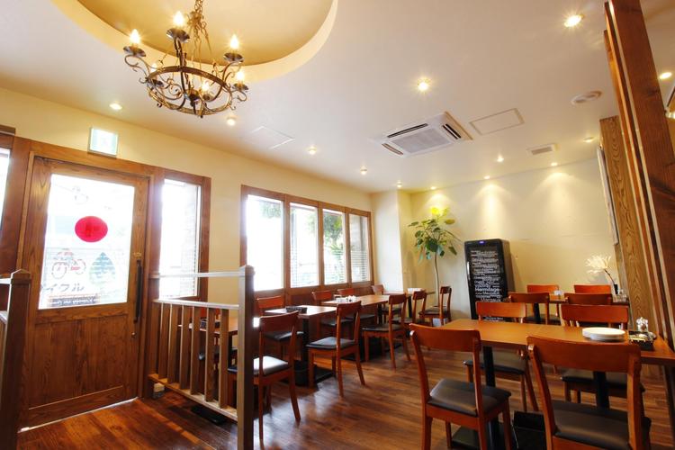 明るく居心地のいいお洒落な店内