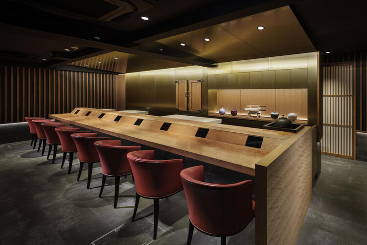 高級感あふれる落ち着いた店内