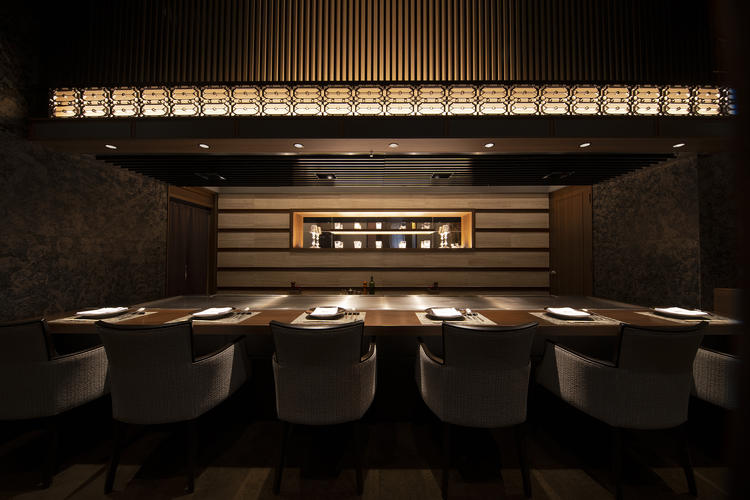 高級感あふれる落ち着いた店内