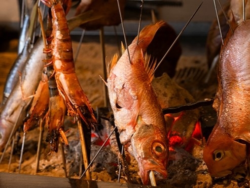 自慢の炉端焼きを提供