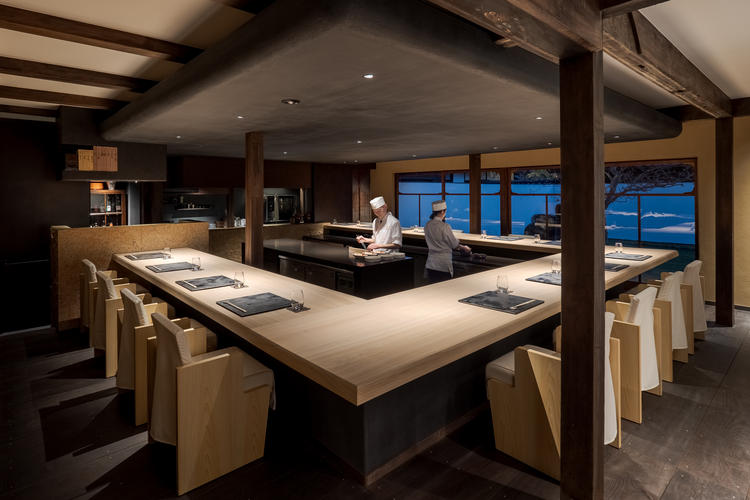 ダイニングはコの字型に並んだカウンター席