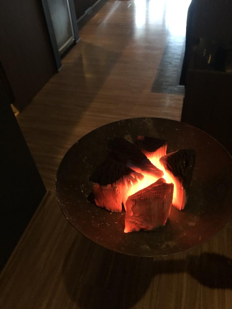 炭を炉端に入れてゆっくり時間のスタート