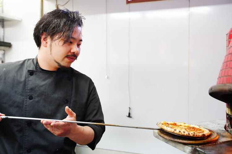 石窯で焼く本格ピザ