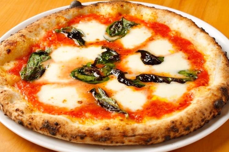 人気No. 1の石窯で焼き上げるピザ