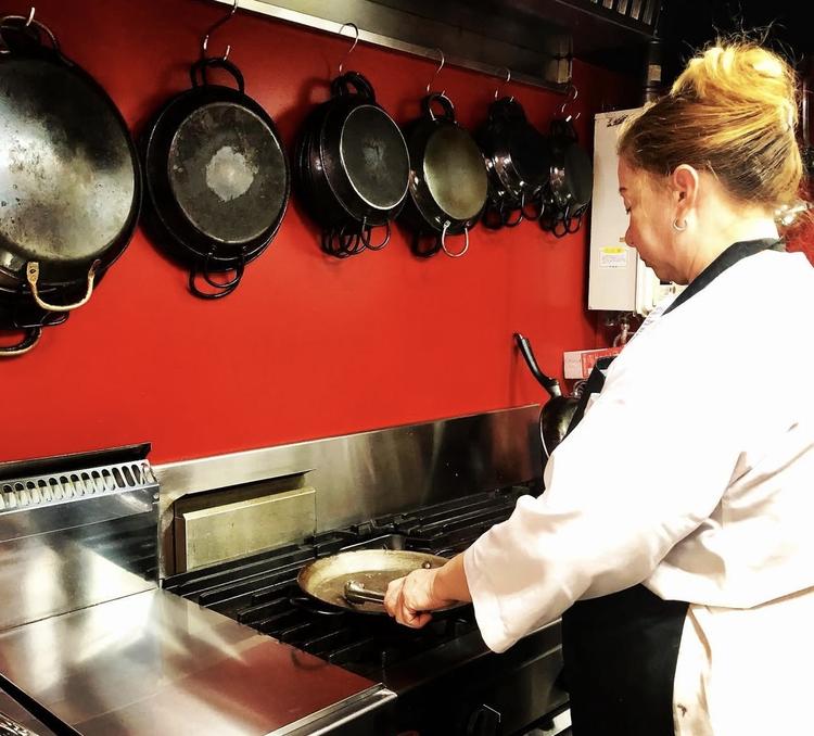 赤い壁の厨房です