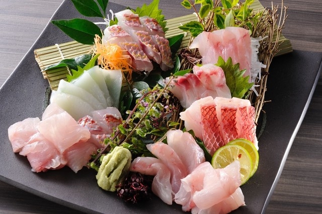 魚のさばき方や串焼きの技を伝授◎