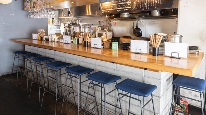 モダンな内装の居酒屋スタイルのお店