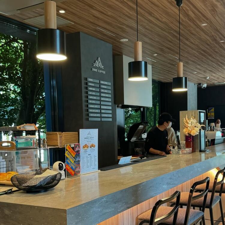 昼はカフェ◎夜はバーとして営業☆