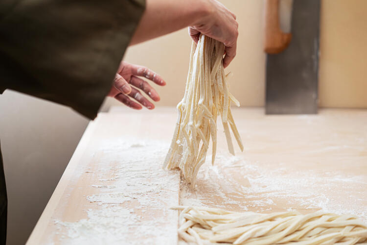 店内で粉から製麺します