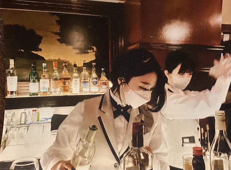 女性のバーテンダーも活躍してます。