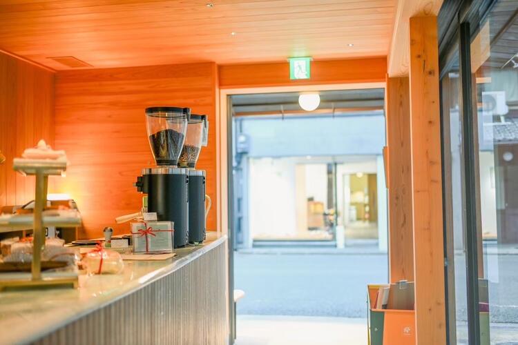 ジャズやボサノバが流れる落ち着いた店内