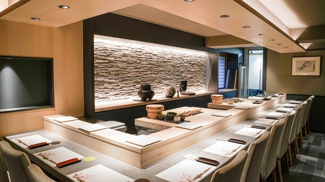 カウンター11席の小さなお店です