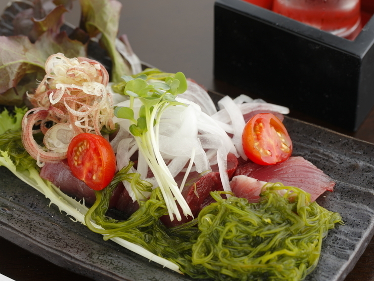 蕎麦のほか刺身など幅広いメニュー