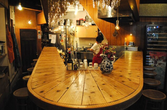 お客様との距離が近いカウンターとキッチン