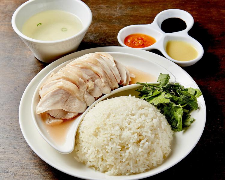 お店の名物は〈海南鶏飯〉