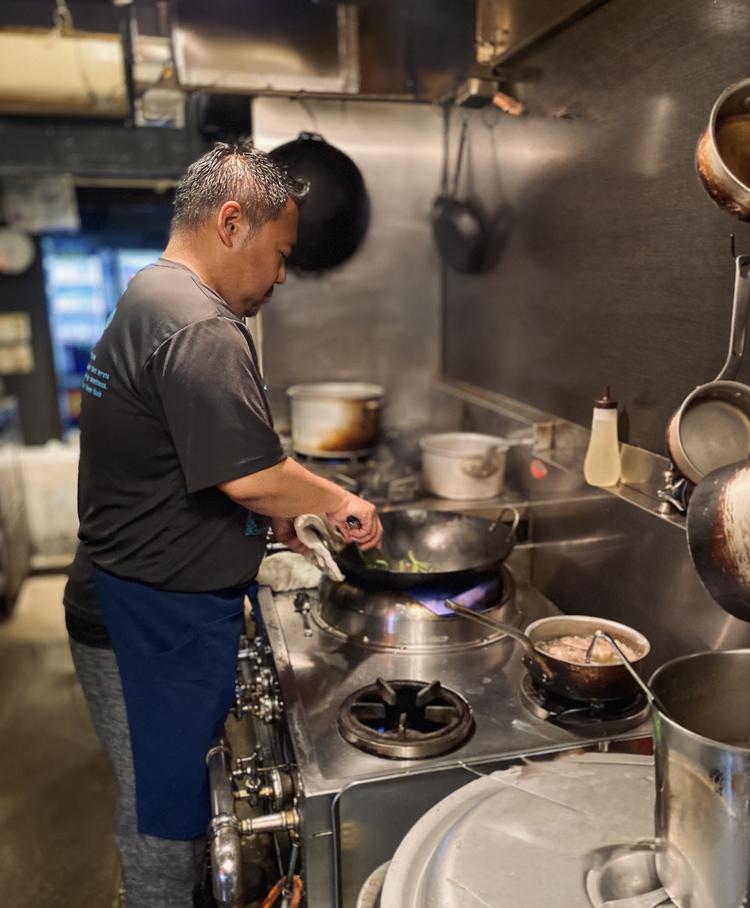 ホールスタッフも調理を学んでOK！