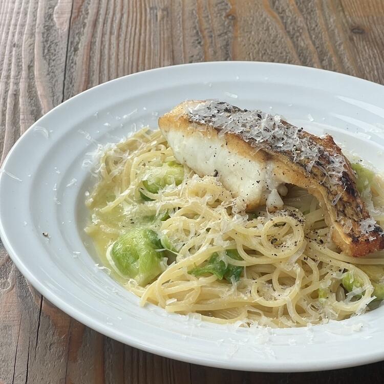 メイン食材とフレンチソースのパスタ