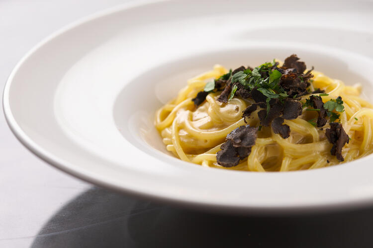 黒トリュフとウニのクリームソースパスタ