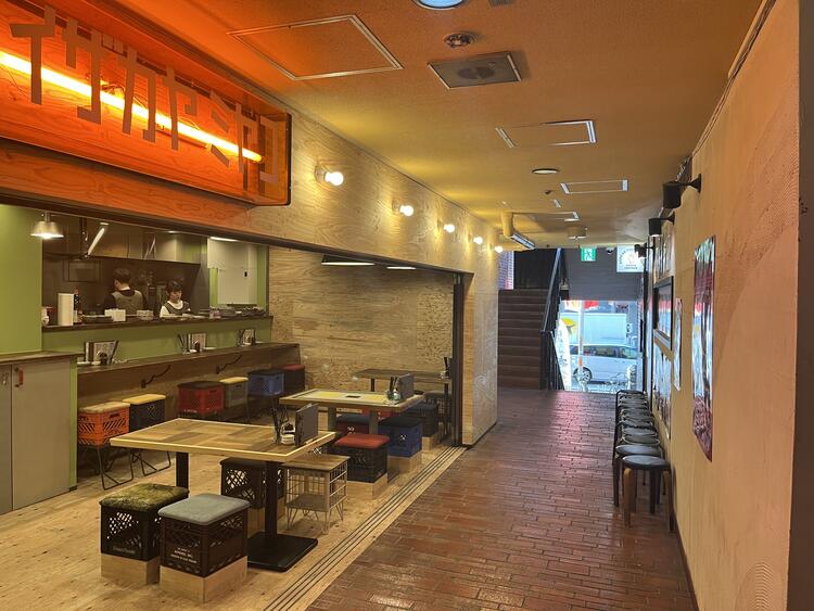 レトロな看板が目を引く大衆酒場☆