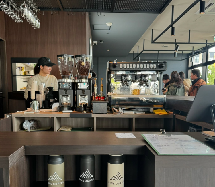 昼はカフェ◎夜はバーとして営業☆