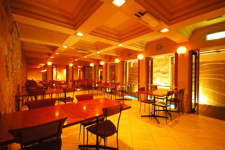 落ち着きのある広々とした店内