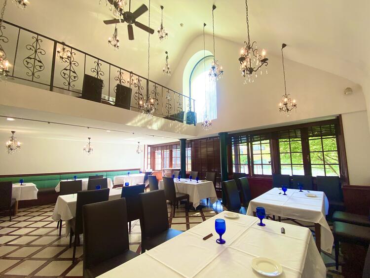 落ち着きのある広々とした店内