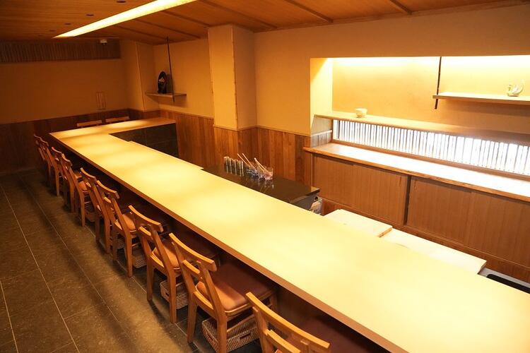 寿司店のような趣あふれる内装